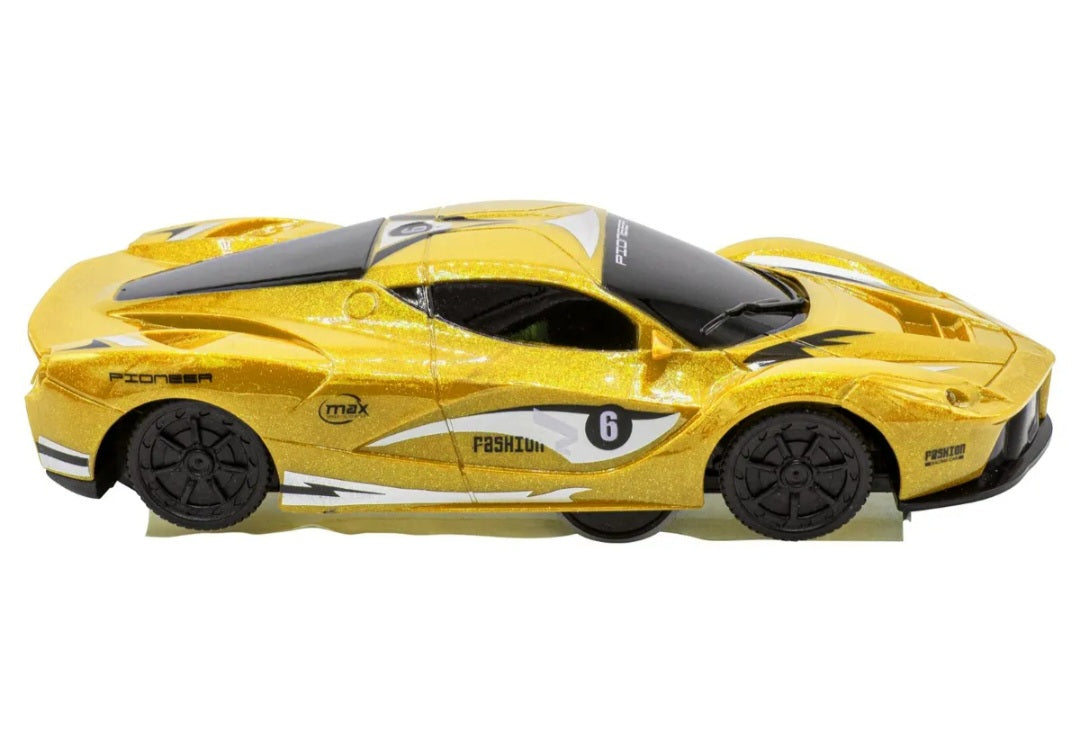 AUTOMOBIL KOJI IDE PO ZIDU,PLAFONU I PODU