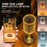 Na fotografiji se nalazi kristalna lampa valjkastog dizajna.