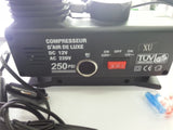 Auto kompresor sa oznakama 12 V i 220 V.