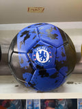 Fudbalska lopta Chelsea u crno-plavoj kombinaciji, prikazana iz drugog ugla.