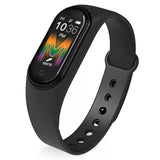 Pametna fitness narukvica M5 prikazana kao nosivi uređaj.