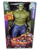 Na slici je igračka figura Hulka visoka 30 cm.