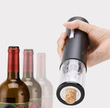 Rezač aluminijumske folije namenjen uklanjanju folije sa vrha boce vina.
