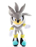 Plišana igračka Silver iz Sonic serijala prikazana je na fotografiji.