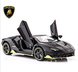 Metalni autić Lamborghini Aventador kao igračka za vožnju.
