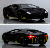 Metalni Aventador autić sa farovima koji svetle.