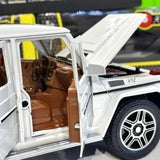 Metalni model Mercedes-Benz AMG G63 u beloj izvedbi.