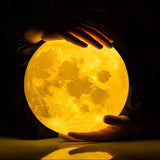 3D Mesec lampa prečnika 15 cm za dekorativno osvetljenje prostora.