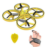 Dron Firefly F65 prikazan je kao igračka za letenje.