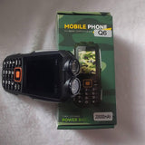 Mobilni telefon Q6 sa velikim tasterima prikazan je na fotografiji proizvoda.