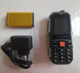 Na slici je mobilni telefon L9 sa velikim tasterima.