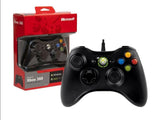 Na slici je crni karirani žičani kontroler za Xbox 360.