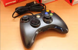 Žičani džojstik za Xbox 360 prikazan u crnoj kariranoj varijanti.