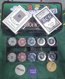 Zelena podloga dimenzija 90 × 58 cm iz poker kompleta.