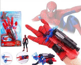 Spiderman rukavica za ispaljivanje strelica prikazana uz figuricu.