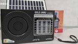 Radio plejer sa solarnim panelom i bočnom lampom.