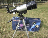 Astronomski teleskop sa okularima i dodatnim sočivima.