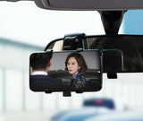 Prikazan je auto držač za telefon koji može olakšati pregled navigacije.