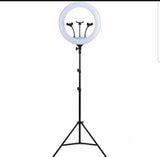 Kružna LED lampa prečnika 45 cm postavljena na stativ.