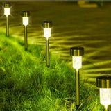 Solarna lampa sa belim LED svetlom za osvetljenje dvorišne staze.