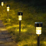 Crna solarna lampa sa solarnim panelom.