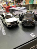 Crni autić Mercedes GLS 63 ima vrata i gepek koji se otvaraju.