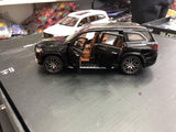 Crni Mercedes GLS 63 prikazan je sa upaljenim farovima.