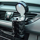 Plastična pepeljara za automobil sa poklopcem i LED osvetljenjem.