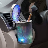 Pepeljara za automobil sa LED svetlom koje se pali pri otvaranju.