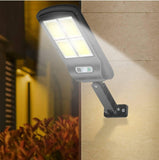 Zidna solarna lampa namenjena za dvorište.