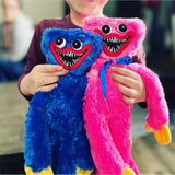 Na fotografiji je plišana igračka sa likom Huggy Wuggy.