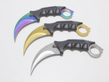 Karambit nož sa PVC futrolom u pakovanju.