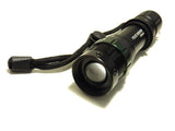 Kućni punjač za 220 V i auto-punjač za 12 V uz baterijsku lampu.