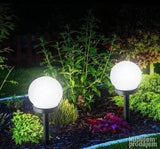 Solarne LED lampe za diskretno osvetljenje baštenske staze.