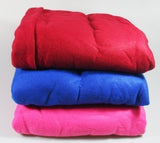 Ćebe Snuggie sa rukavima može da se nosi kao kućna odeća za odmor.