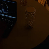 Kristalna LED lampa za noćno osvetljenje prostorije.