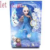 Lutka Elza iz Frozen nosi haljinu sa gornjim delom koji svetli u nekoliko boja.