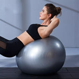 Pilates lopta prikazana je kao rekvizit za vežbanje.