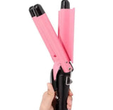 Roze aparat za uvijanje kose sa keramičkim grejnim sistemom.