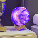 3D lampa sa prikazom Mesečeve galaksije i postoljem.
