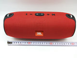 Prikazan je zvučnik JBL Xtreme sa Bluetooth povezivanjem.