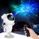 Astronautski projektor prikazuje zvezde i magline na zidu.