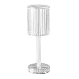 Kristalna stona lampa valjkastog oblika prikazana je izbliza.