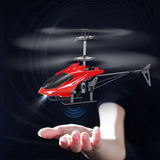 Mini helikopter koji tokom rada svetli crveno i plavo.