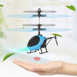 Prikaz mini helikoptera namenjenog za igru i letenje.