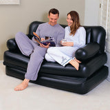 Sofa na naduvavanje prikazana kao ležaj za odmor.