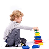 Montessori igračka za slaganje sastoji se od kocki različitih oblika.