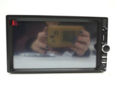 Prikazan je auto-radio sa podrškom za SD karticu.
