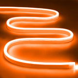 LED neon traka narandžaste boje namenjena oblikovanju svetlećih kontura i znakova.
