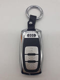 Prikazan je USB dodatak AUDI u formatu priveska.